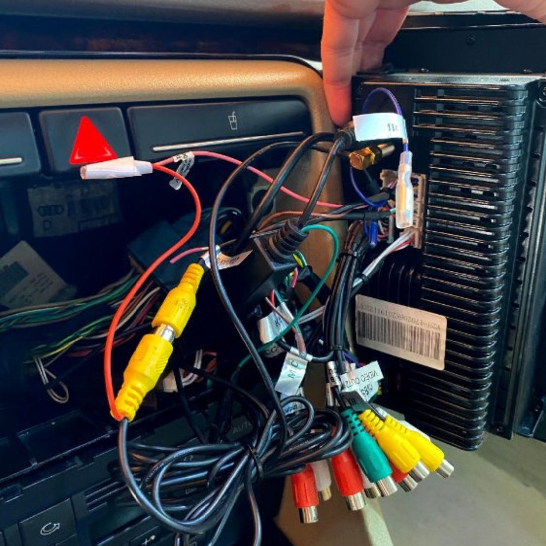 Guía de Instalación Paso a Paso para una Pantalla Multimedia en Tu Coche - Maleonracing